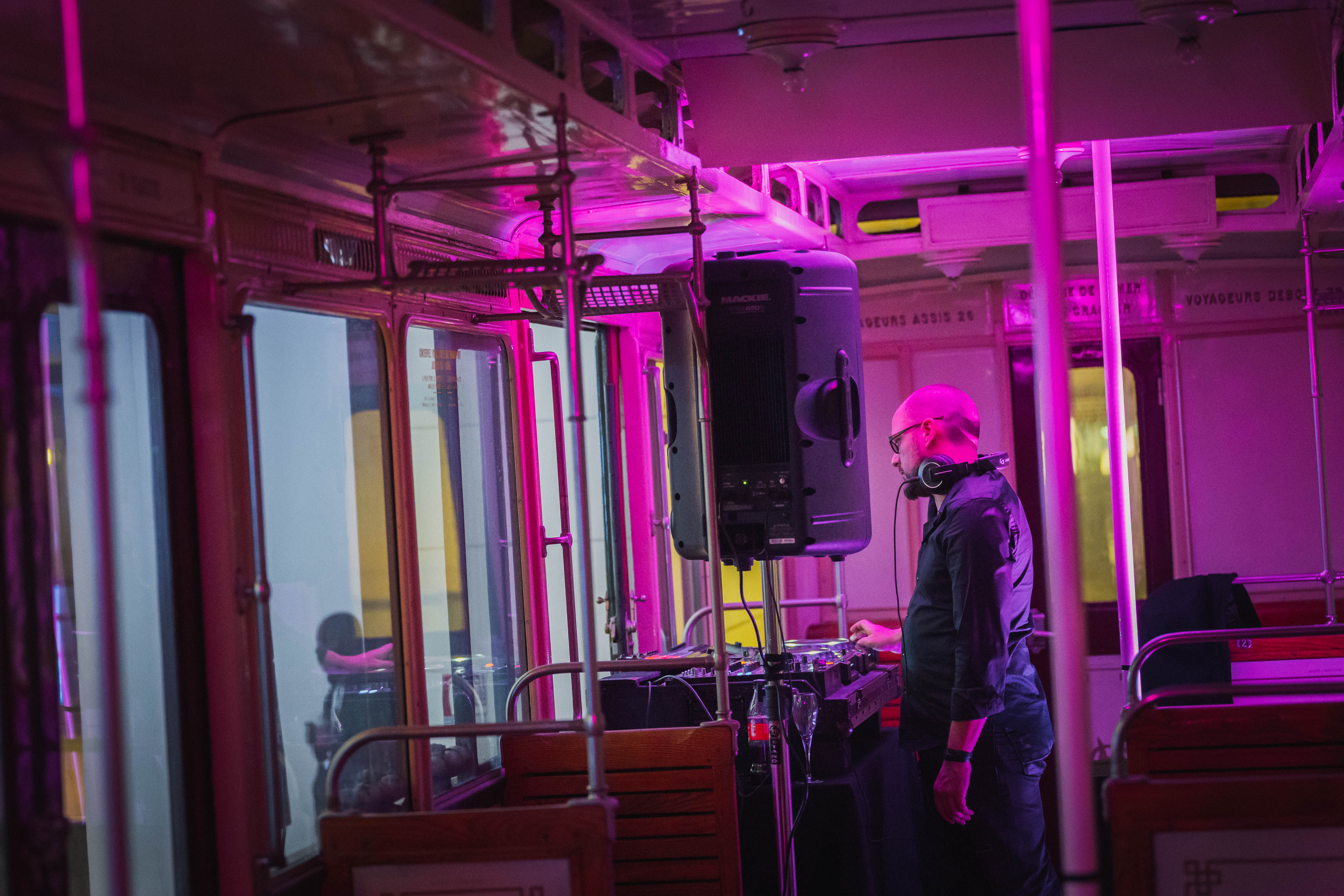DJ mixe dans un ancien métro de la RATP pour un séminaire d'entreprise atypique