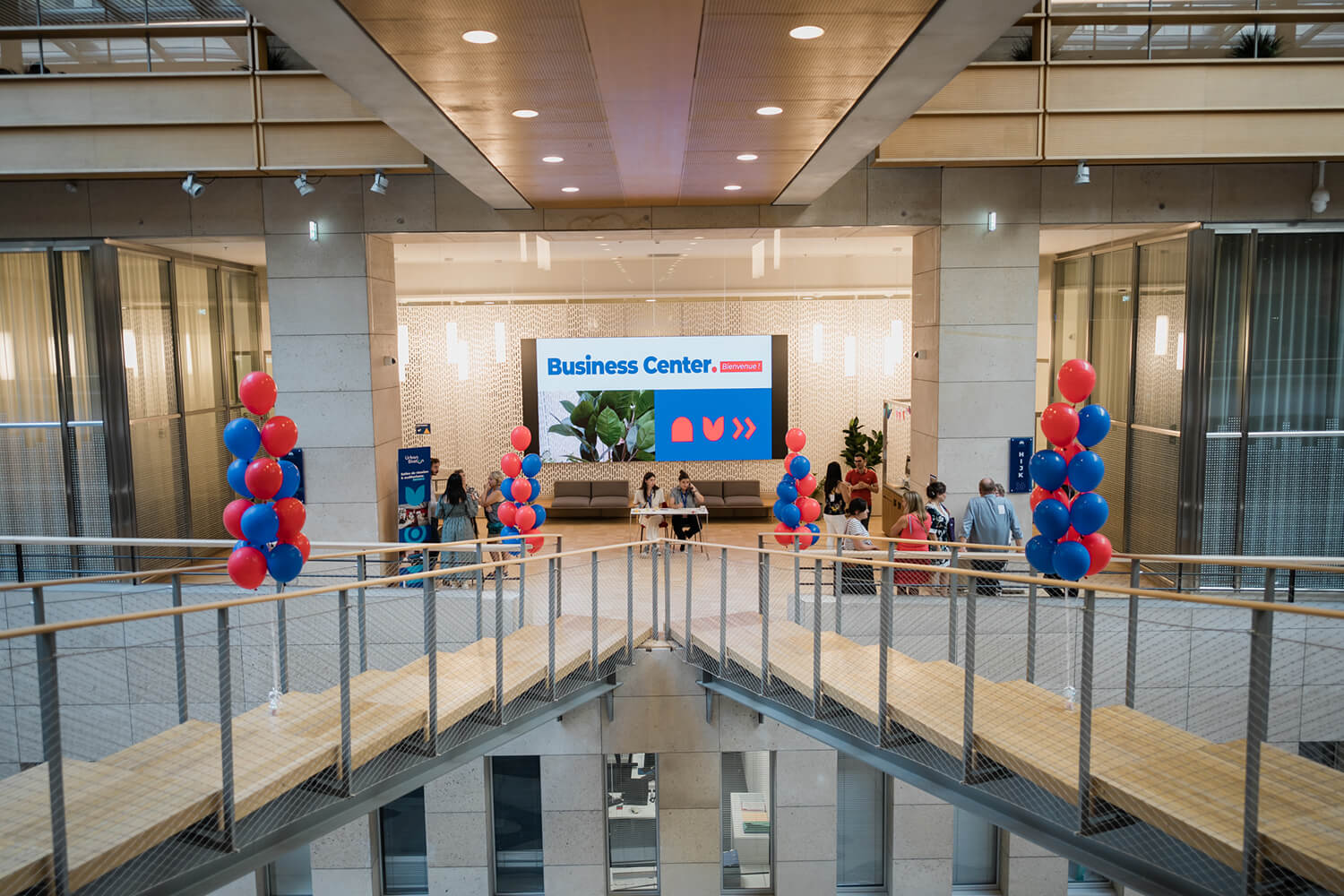 Business Center dans la maison de la RATP, avec des ballons et escaliers en bois