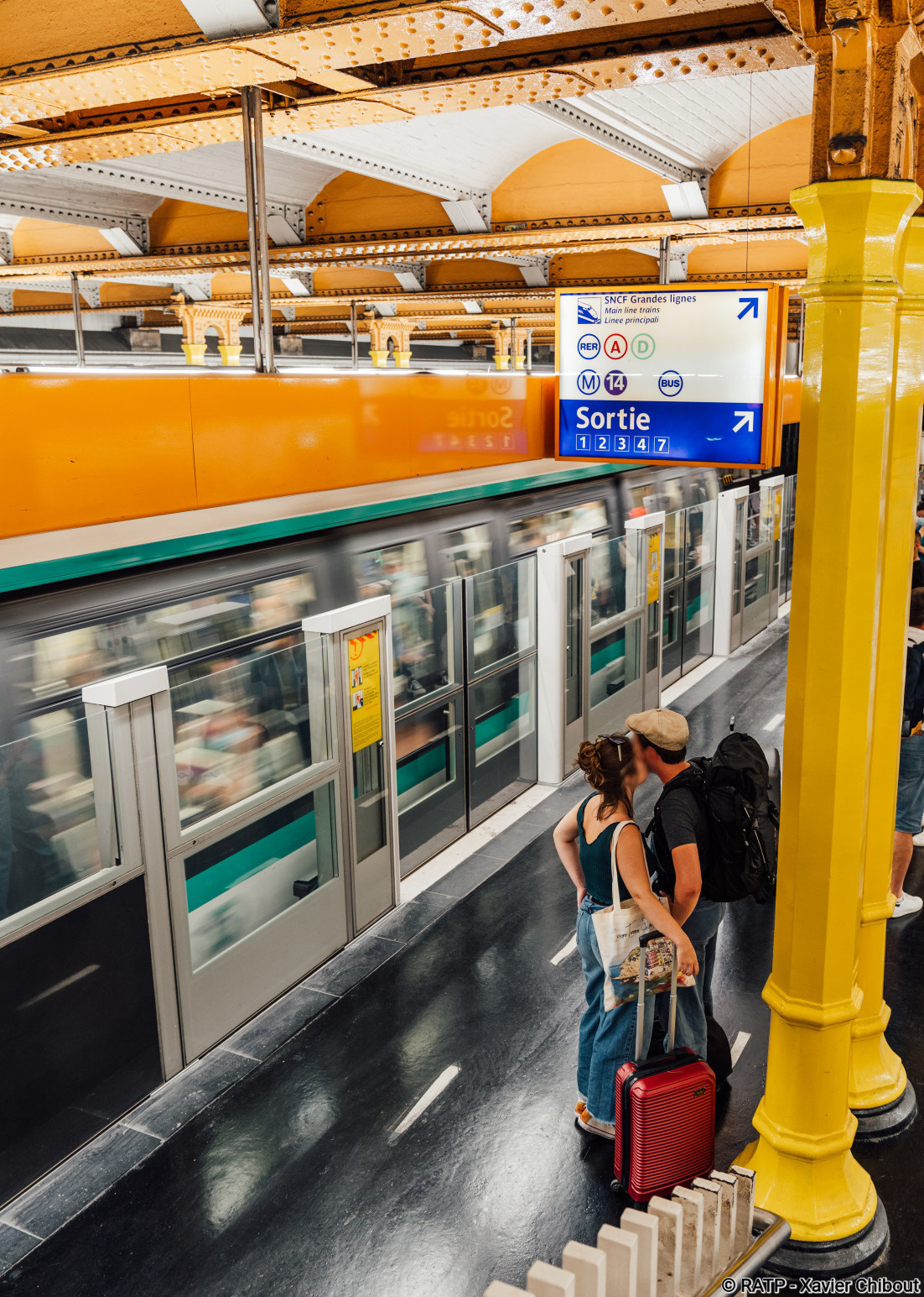 Couple affectueux dans la station de métro Gare de Lyon