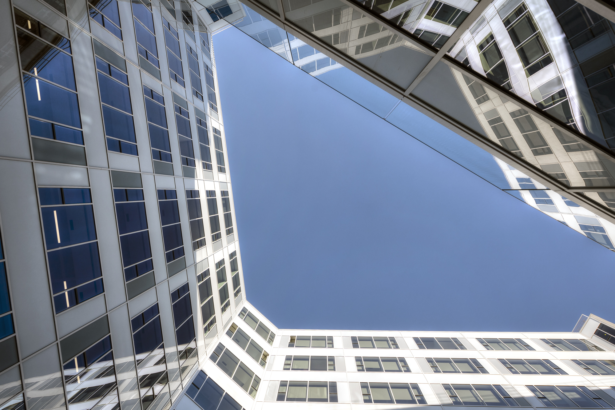 Bureaux vitrés dans le 12e arrondissement, vu du bas avec le ciel bleu
