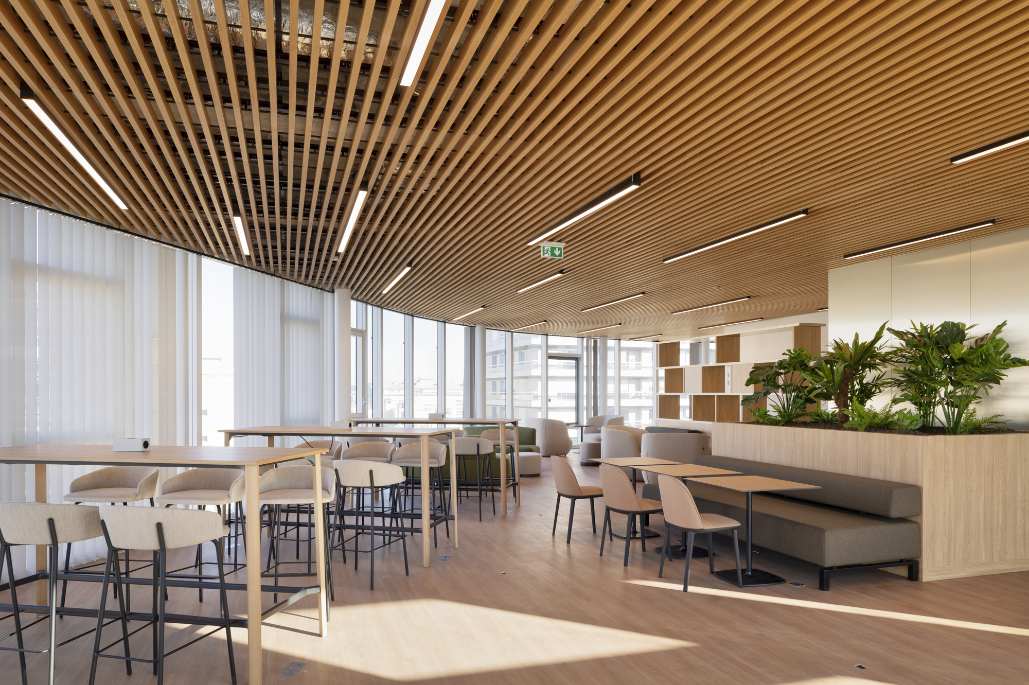 Espace canapés avec du mobilier design pour travailler ou discuter